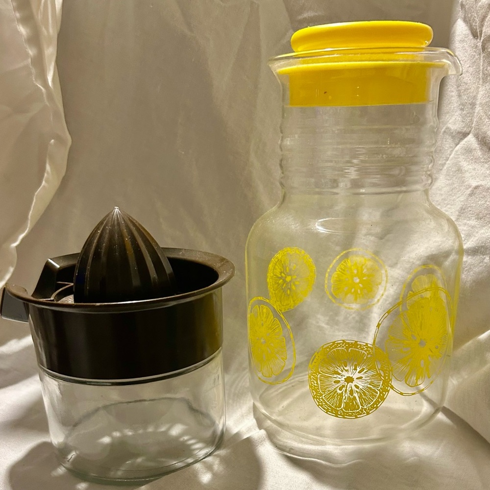 Classic Juicer & Pitcher Set with Yellow and Black Accents - Picture 4 of 4